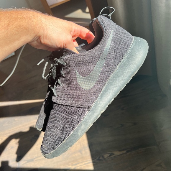 Nike Roshe Run size 11 - Picture 3 of 5